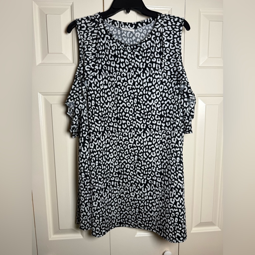 Chic Soul Women’s Black & White Leopard Print Cold Shoulder Top
